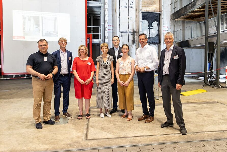 Professor Jochen Zehfuß, Ministerpäsident Olaf Lies, Landtagsabgeordnete Swantje Schendel, Professor Vincent Oettel, TU-Präsidentin Angela Ittel, Vizepräsidentin Katja Koch, Oberingenieur Olaf Riese und Bundestagsabgeordneter Dr. Christos Pantazis.
