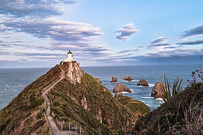 Ein Leuchtturm steh an einer entlegenen Küste in Australien. 