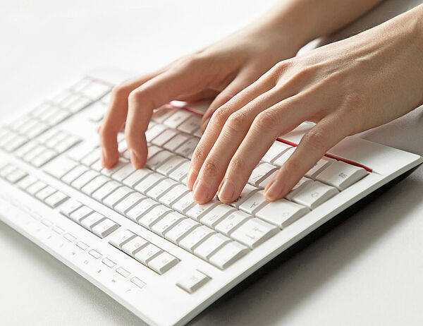 Hände über einer Tastatur