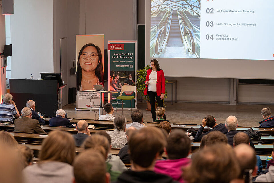 Zu sehen ist die Referentin Merle Schmidt-Brunn auf der Bühne 