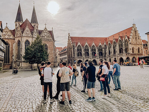 Bei einer Stadtführung entdecken die Summer School-Teilnehmer*innen das historische Braunschweig.