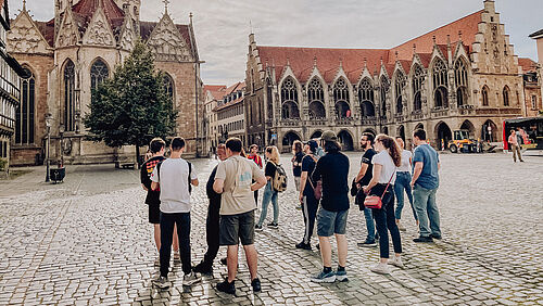 Bei einer Stadtführung entdecken die Summer School-Teilnehmer*innen das historische Braunschweig.
