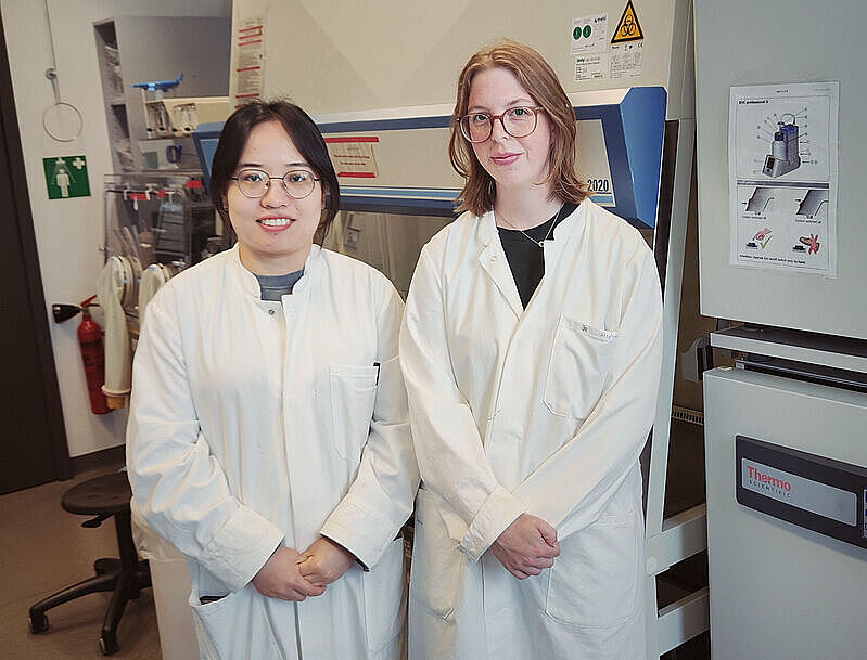 Photo of Master Student Wanying Wei and Kirsha Bijleveld (joint PhD student)