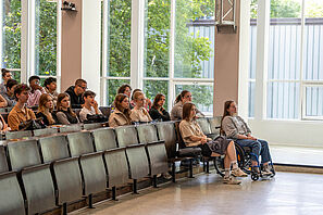 Schülerinnen und Schüler sitzen in einem Hörsaal der TU Braunschweig und lauschen einer Vorlesung.