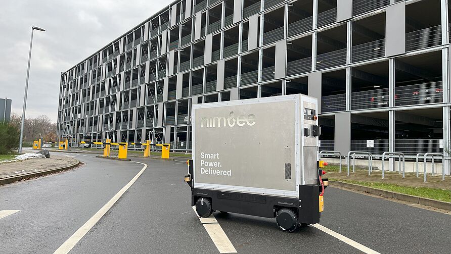 mobile Ladeplattform Nimbee vor dem Forschungsparkhaus in Braunschweig