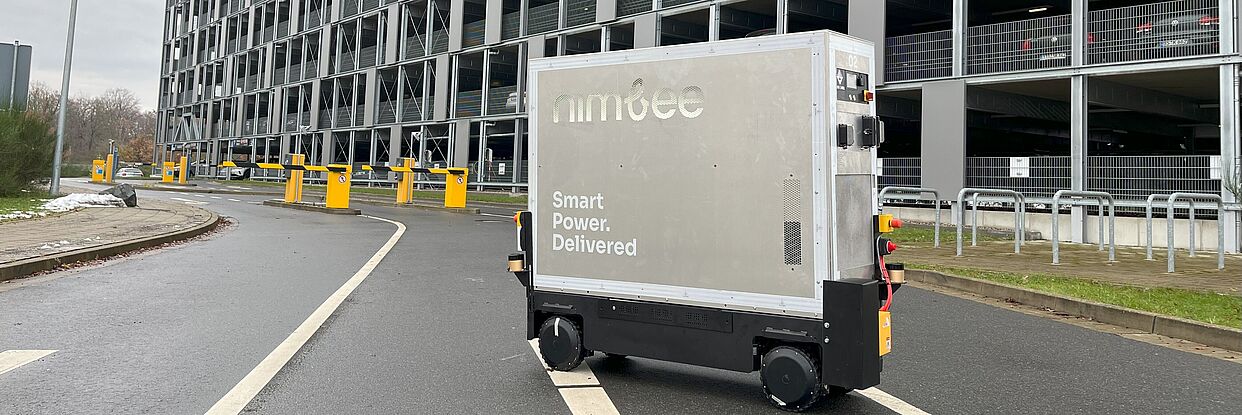 mobile Ladeplattform Nimbee vor dem Forschungsparkhaus in Braunschweig 