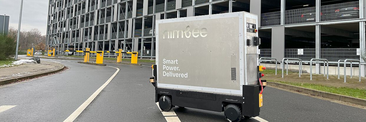 mobile Ladeplattform Nimbee vor dem Forschungsparkhaus in Braunschweig 