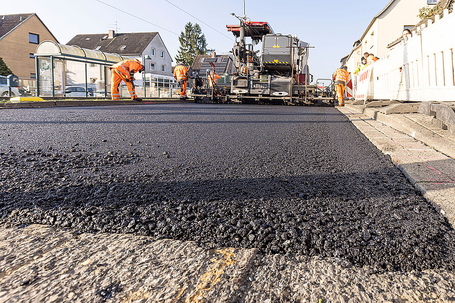 Im Asphaltmischgut werden 60 Prozent wiederverwendeter Asphalt eingesetzt und mit einem destillierten Tallöl aus Kiefernholz kombiniert. 