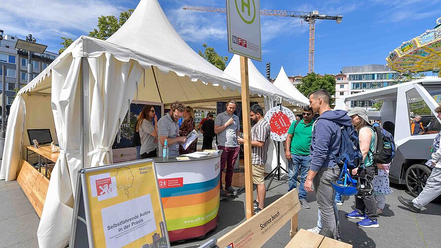 BesucherInnen am NFF-Stand während des "Public Day" am 3. Juni 2023 in Braunschweig.