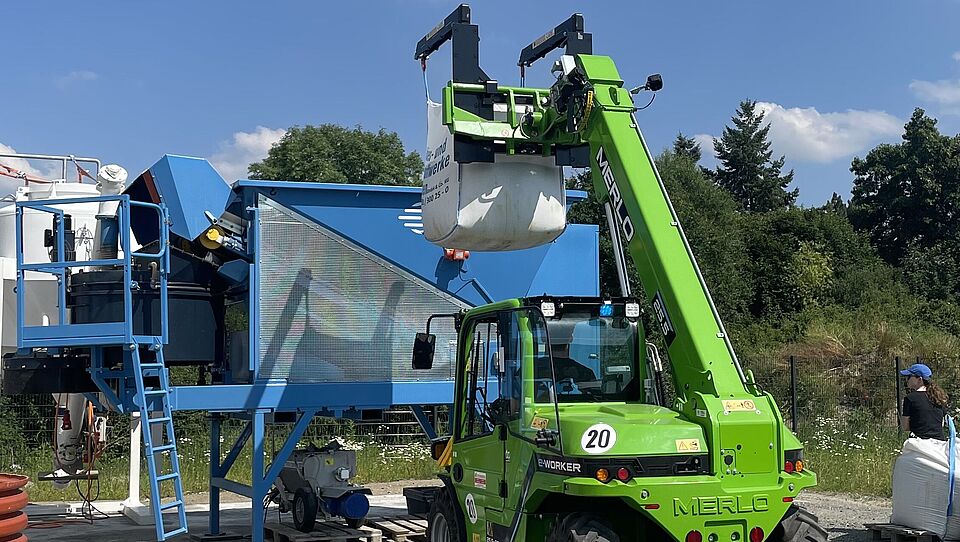 Teleskopstapler mit BigPack-Träger vor Mischanlage