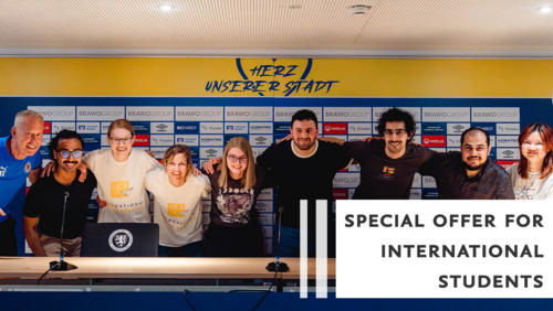 Gruppenfoto mit internationalen Studierenden, dem Career-Service sowie Kay-Uwe Rohn im Pressebereich des Eintracht-Stadions in Braunschweig.