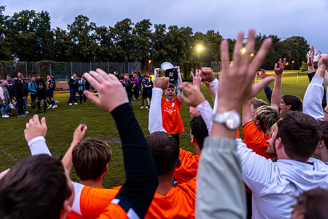 Siegerteam mit Pokal