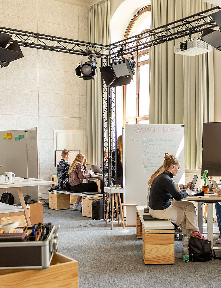 Studierende arbeiten im Media Lab