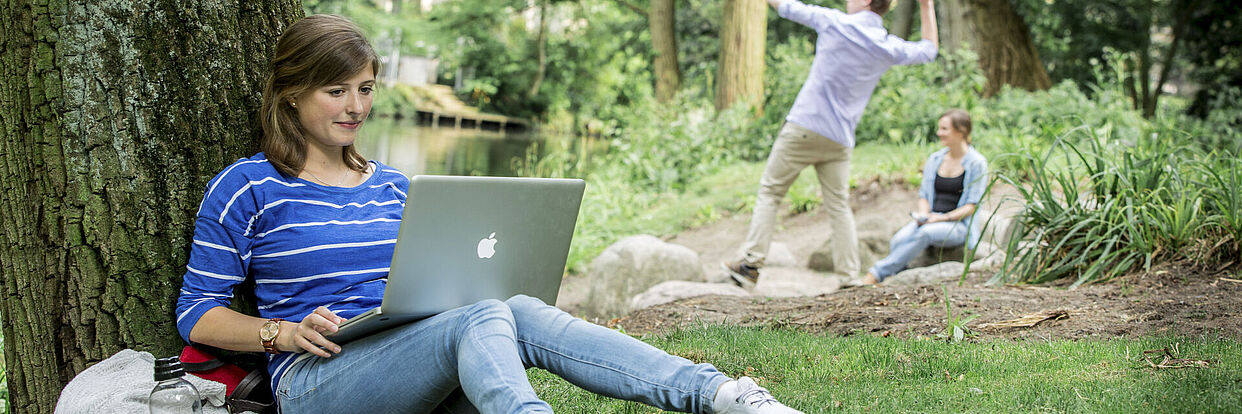 Studierende im Theaterpark 