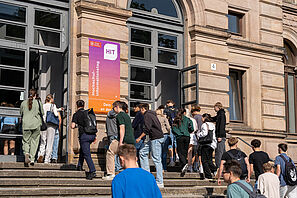 Schülerinnen und Schüler strömen in das Altgebäude der TU Braunschweig.