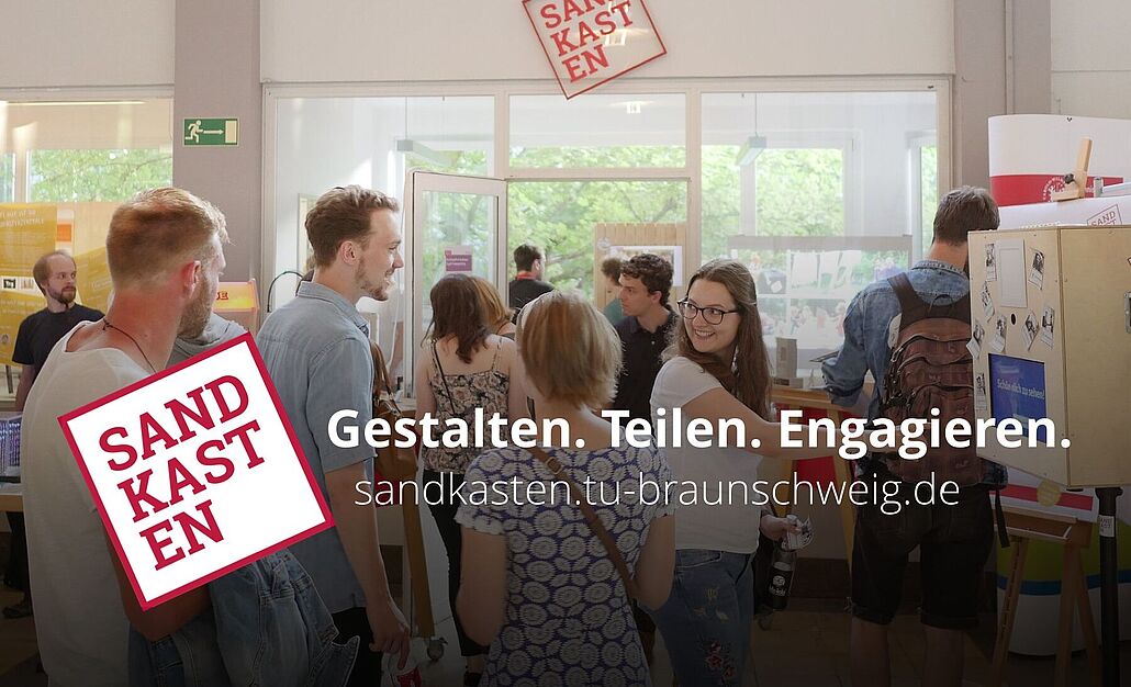 Viele Menschen vor der Sandkasten Zentrale