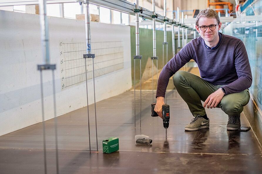 Installation von Wellenpegeln im Wellenkanal für Tsunami-Versuche durch Mitarbeiter Hajo von Häfen.
