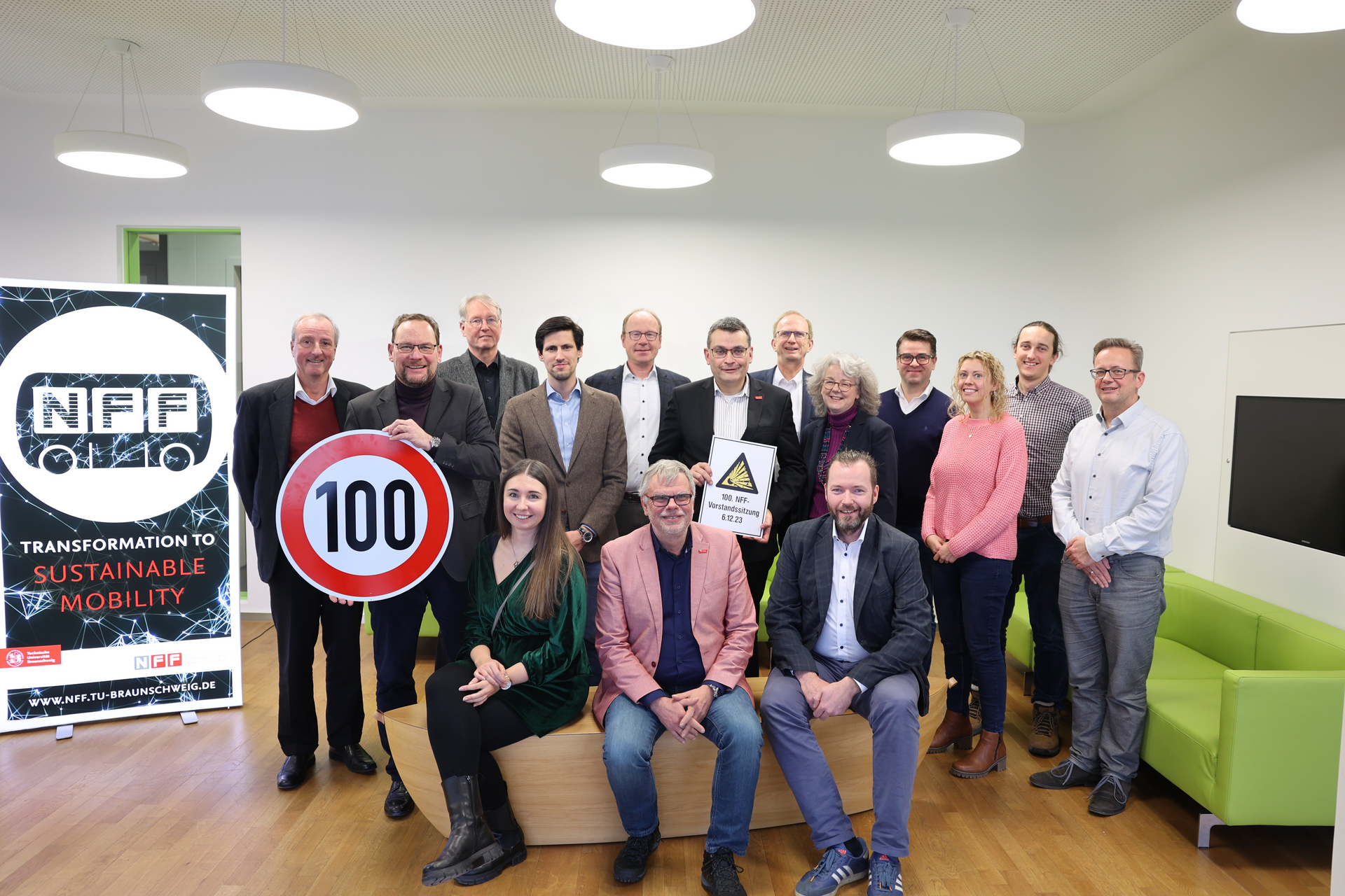 100. Vorstandssitzung: Gruppenfoto der Teilnehmenden