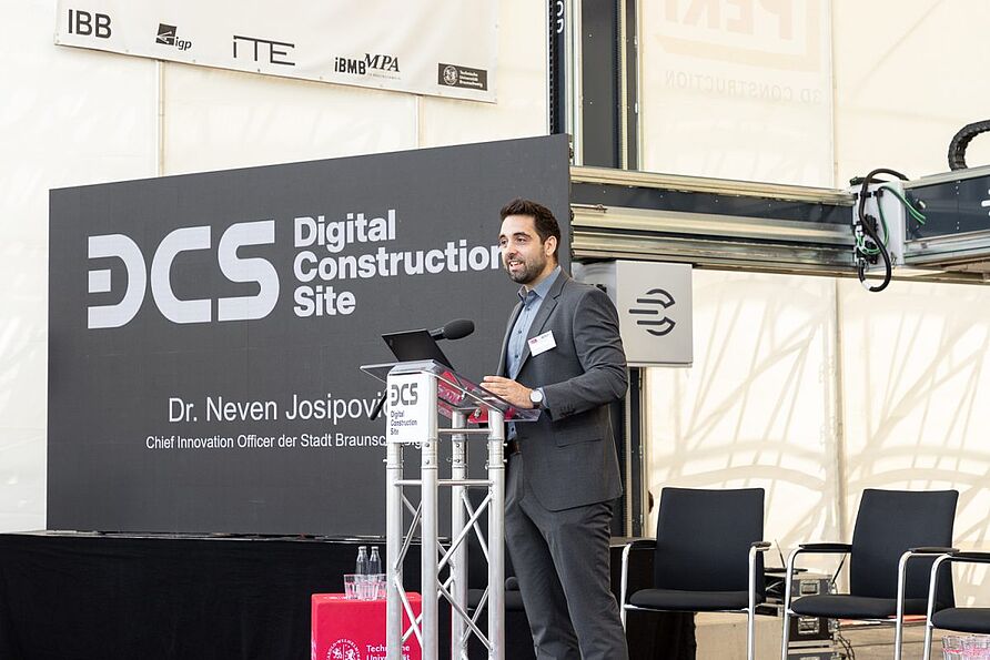 Dr. Neven Josipovic, Chief Innovation Officer der Stadt Braunschweig, betonte in seiner Rede die Bedeutung der Digital Construction Site für die Stadt. 