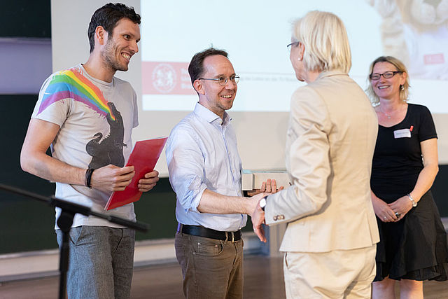 Übergabe des LehrLEO-Awards an Dr. Christian Wressnegger (li.) und Prof. Dr. Konrad Rieck