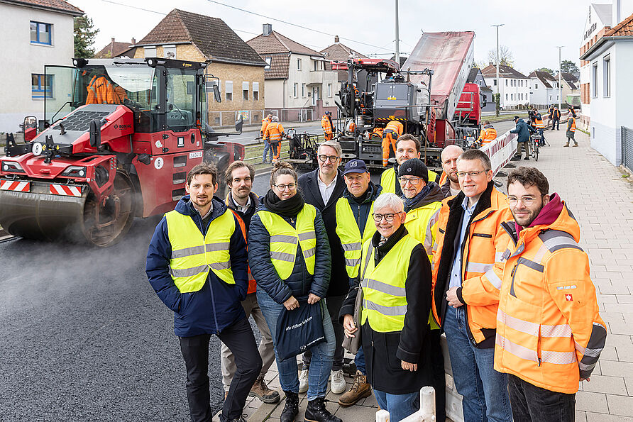 v.l.: Dr. Johannes Büchner (TU Braunschweig), Michael Rupp (Stadt Braunschweig, Christina Koch (VolkswagenStiftung), Stadtbaurat Gerold Leppa (Stadt Braunschweig), Prof. Hinrich Grothe (TU Wien), Stefan Trifunovic (TU Braunschweig), Prof. Michael P. Wistuba (TU Braunschweig), Frederik Kollmus (Asphaltmischwerk Kemna), Dr. Ulrike Bischler (VolkswagenStiftung), Burkhard Wiegel (Stadt Braunschweig) und Christopher Schmidt (Bauleitung Firma Kemna).
