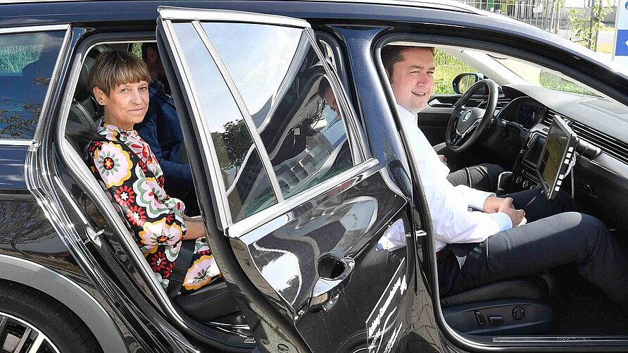 Testfahrt autonomes Fahren OB Kornblum TU-Präsidentin Ittel