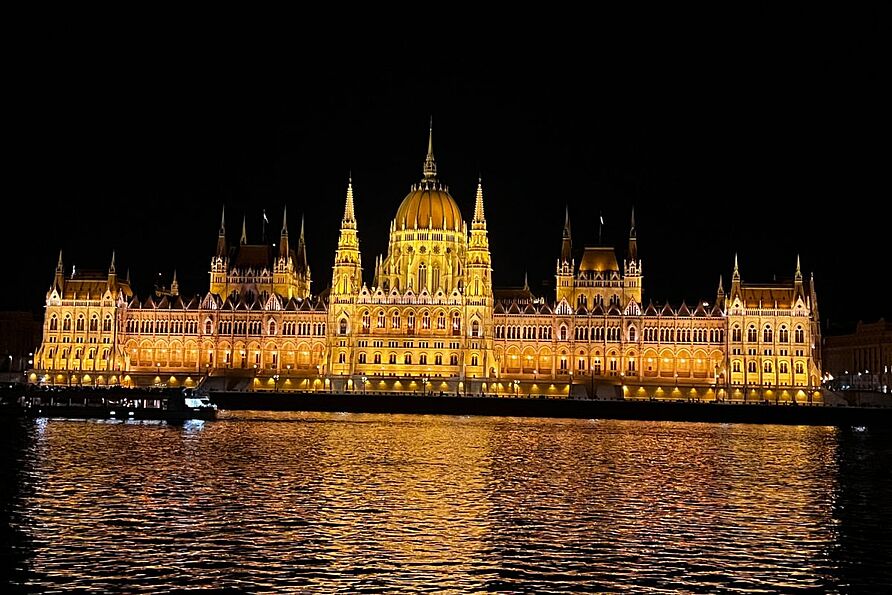 Das zweitgrößte Parlament Europas bei Nacht