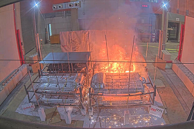 Großversuch des Verbundprojekts zur sicheren Lagerung und Brandbekämpfung von Kfz-Hochvoltspeichern im Zentrum für Brandforschung der TU Braunschweig. 