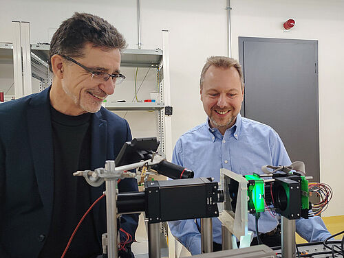 Professor Andreas Waag (TU Braunschweig) und Professor Christian Werner (Ostfalia) am ersten Demonstrator des neuromorphen Computeraufbaus.