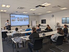 Teilnehmer sitzen bei Vorträgen im Matthäi-Seminarraum