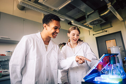 Studierende im Labor des BRICS