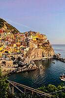 Die malerische italienische Stadt Manarola in der Abenddämmerung.