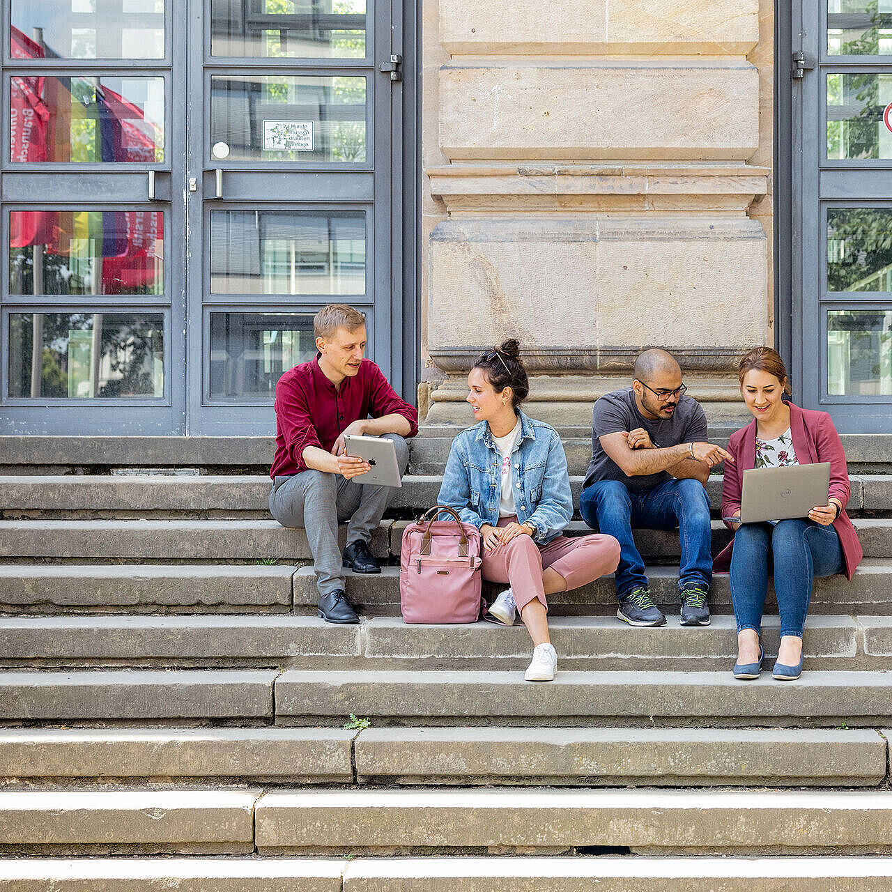 Mitarbeitende vor dem Altgebäude der TU Braunschweig