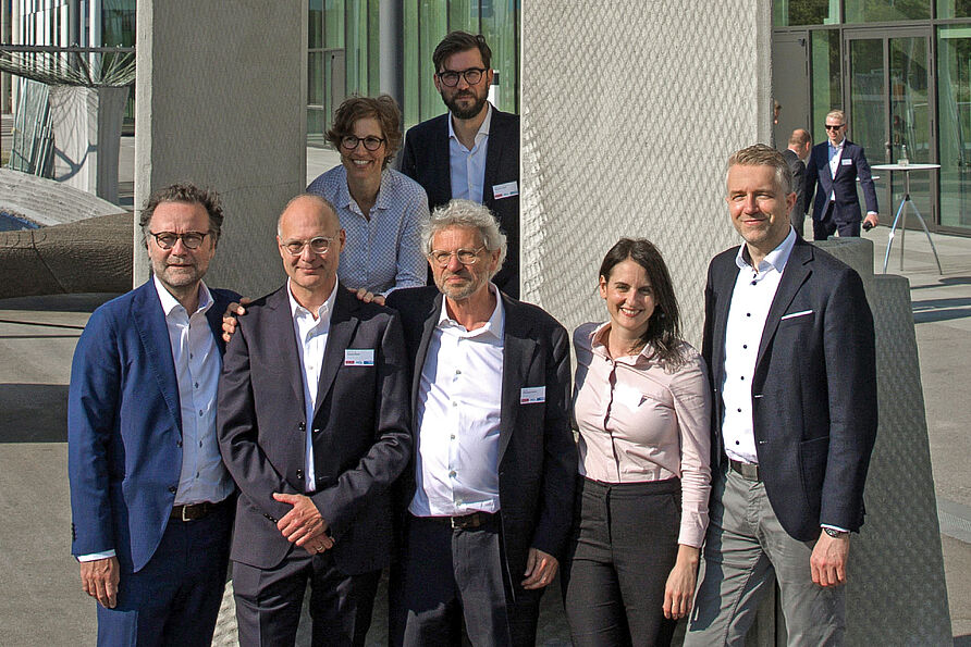 Vorstand des Sonderforschungsbereichs: v.l.n.r. Christoph Gehlen, Harald Kloft, Annika Raatz, Norman Hack, Klaudius Henke, Kathrin Dörfler und Dirk Lowke.