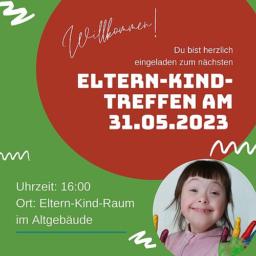Text mit lachendem Kind mit bunten Fingern