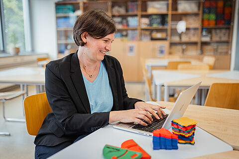 Professorin Katrin Vorhölter am Laptop.
