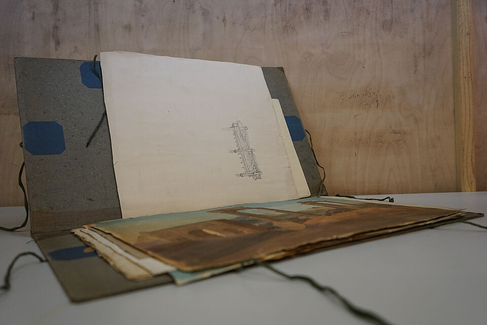 Portfolio with drawings, watercolours and individual prints made and collected by Prof. Wanstrat during his study trip (1837-1839) to France and Italy. 