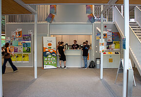das Foyer vom Studierendenhaus mit Blick auf den Tresen