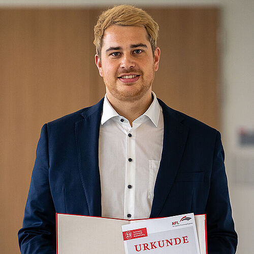Dr. Alexander Barke mit seiner Auszeichnung am Nfl-Forschungstag