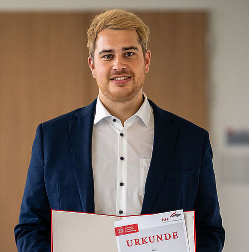 Dr. Alexander Barke mit seiner Auszeichnung am Nfl-Forschungstag