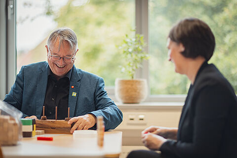 Professorin Katrin Vorhölter im Gespräch mit einem Kollegen
