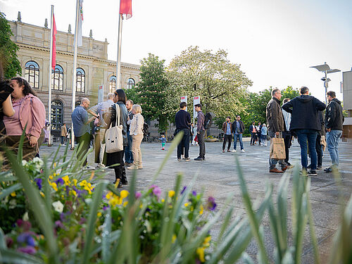 Begegnungen auf dem Universitätsplatz