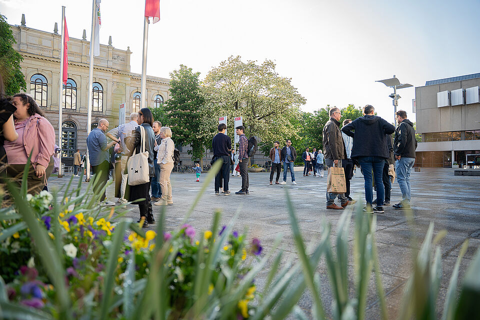 Begegnungen auf dem Universitätsplatz