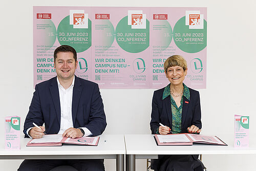 Oberbürgermeister Dr. Thorsten Kornblum und TU-Präsidentin Angela Ittel unterzeichnen gemeinsam eine Kooperationsvereinbarung zum CoLiving Campus.