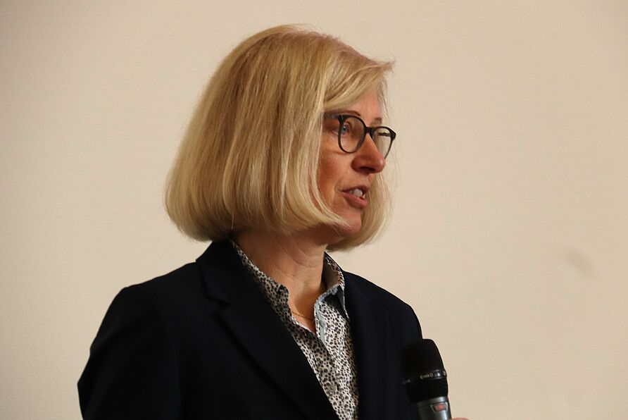 Prof. Ulla Kowalsky, Leiterin des Instituts für Statik und Dynamik, eröffnete das Symposium unter dem Titel "Computational Mechanics: The Next Decade"