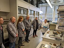 Demonstration der Probenvorbereitung im Bitumenlabor