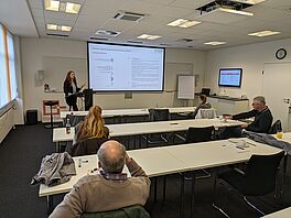 Teilnehmer sitzen bei Vorträgen im Matthäi-Seminarraum