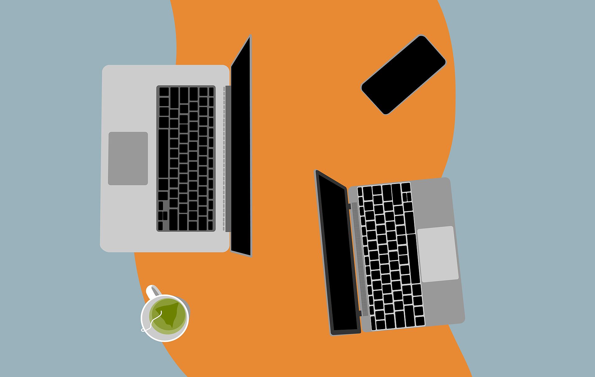 Ein Tisch mit zwei abgestellten Notebooks.