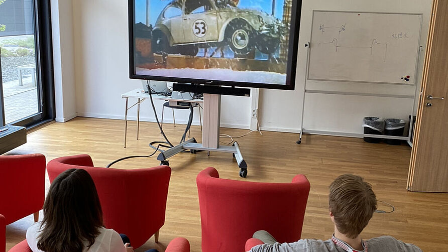 Zwei Gäste im Wissenschaftskino während der Tagung zu den "mobility days" am 2. Juni 2023 in Braunschweig.