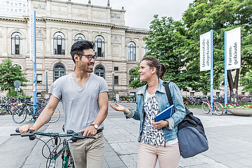 Studierende auf dem Universitätsplatz